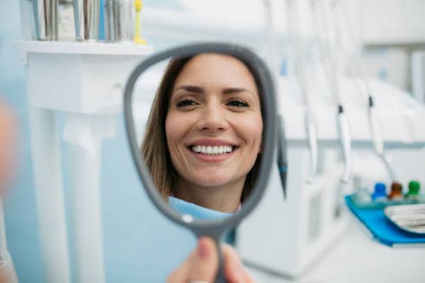 paziente che si è sottoposto a un intervento di impianto zigomatico in Albania