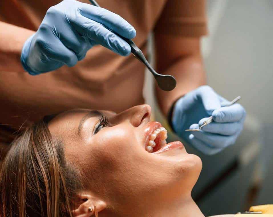 Kontroll profesional dentar me një dentist në Shqipëri