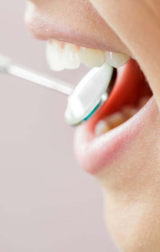 trajtim dhëmbësh të ndjeshëm në një klinikë dentare në Shqipëri