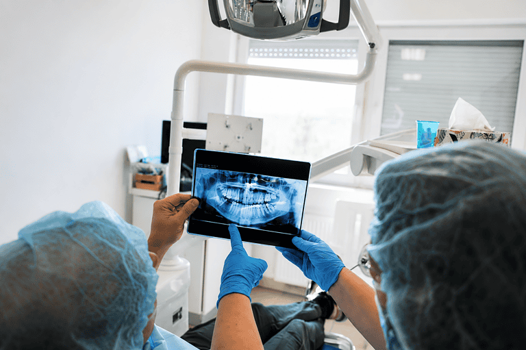 Chirurgia implantare avanzata in Albania: soluzioni per casi odontoiatrici complessi