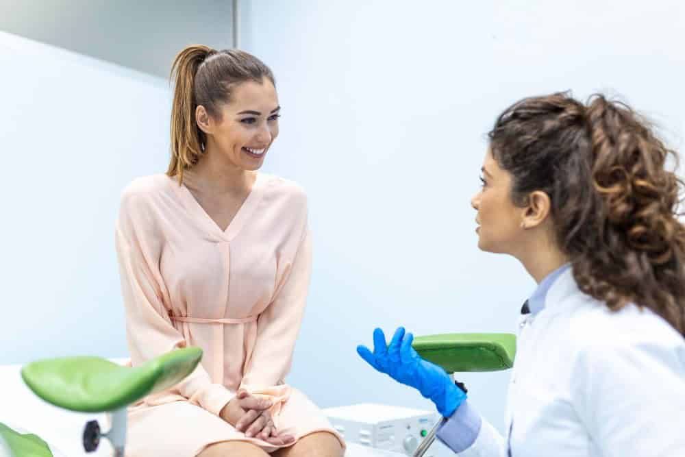 Donna che consulta un medico riguardo alle opzioni di chirurgia plastica in Albania.