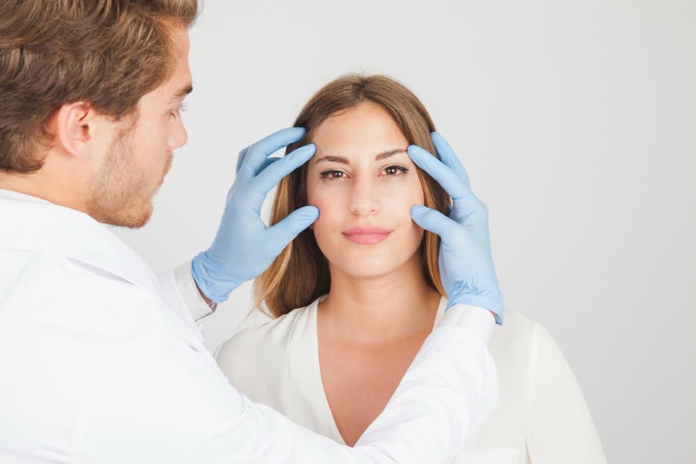 Paziente donna che consulta un medico per un intervento di chirurgia plastica in Albania.