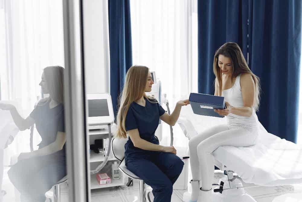 Paziente donna che consulta un medico riguardo alle opzioni di chirurgia plastica in Albania.