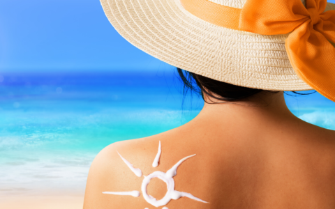 Përveç diellit, cilët janë faktorët e tjerë të rrezikut për lëkurën?